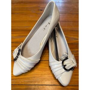 L & C‎ White Flats W/Buckle Accent Size 7
